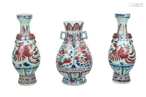 Guarnición de tres jarrones en porcelana china con