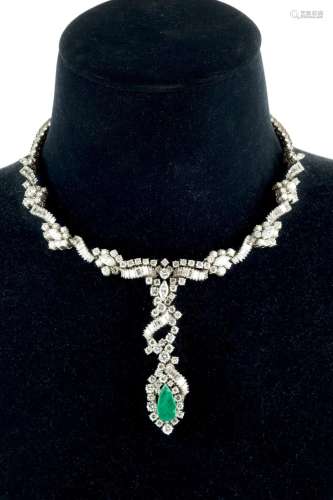 Gran collar de oro blanco de 18 K. con esmeralda t