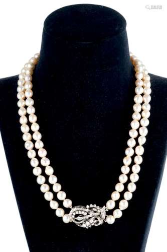 Collar de perlas cultivadas con gran cierre de oro