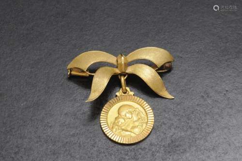 Broche con medalla de oro amarillo de 18 K. Peso: