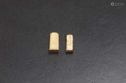 Dos fragmentos de oro amarillo al menos de 18 K. P