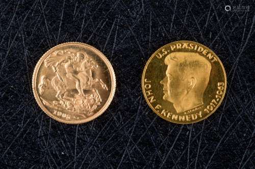 Lote formado por una moneda inglesa, 1905, y una m