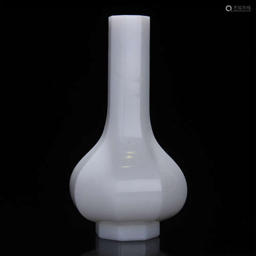 CHINESE WHITE PEKING GLASS VASE