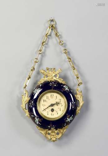 Wanduhr an Kette hängend, Korpus nachtblaue Emaille mit polychromer florale