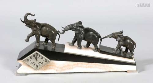 Art-déco Tischuhr, um 1920, eine 3-er Elefantengruppe auf schwarz weißem M