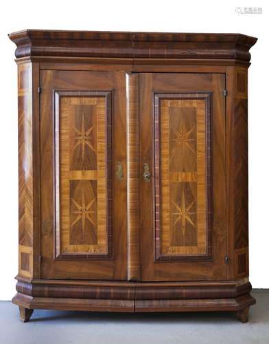 Barockschrank, Nußbaum furniert, süddeutsch, Mitte 18.Jh. Sockelzarge gekeh