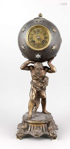 Pendule, Atlas trägt die brünierte Weltkugel, Atlas und Sockel sind aus ver