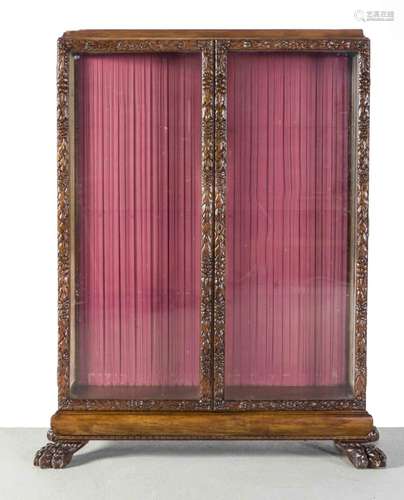 Vitrine, Nussbaum massiv und furniert, um 1900, dreiseitig verglast, zwei T