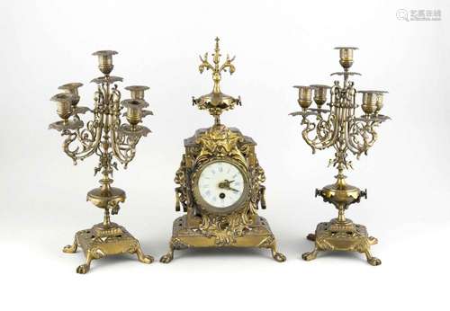 Brass pendulum clock with 2 girandoles, left and right 2 handles with lion