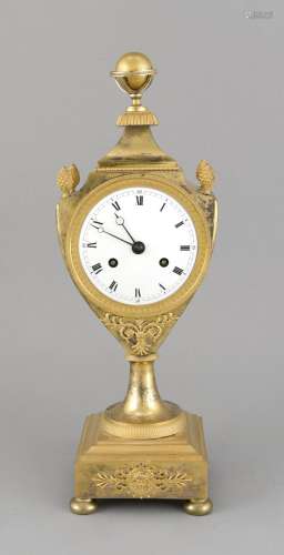 Vase pendulum clock , France 1st h. of the 19th c., ormolu, foot in coin-op