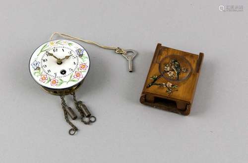 Miniatur-Wanduhr, Schwarzwald, emailliertes Ziffernblatt mit Blumenmalerei,