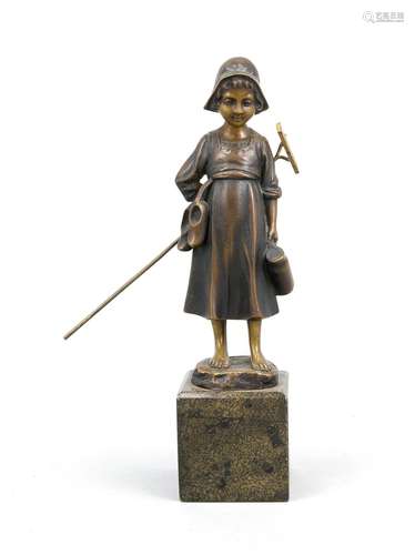 Sculptor around 1900, small statuette of a Dutch girl with rake, jug and po