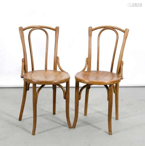 Zwei Stühle im Stil von Thonet und ein Original, Österreich, um 1900, Buche