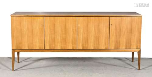 Sideboard, helles Nussbaumfurnier, 1960er Jahre, vier Türen, innen je ein E