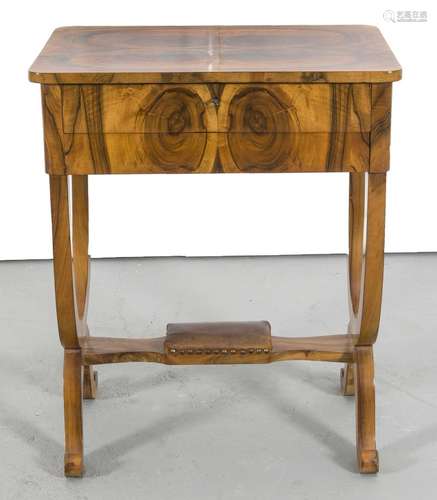 Biedermeier-Nähtisch, süddeutsch um 1840, Nußbaum furniert, volutierte Sche