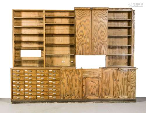 Apothekenschrank, Weichholz, nach 1920, 32 Schübe mit Muffelgriffen, vier T