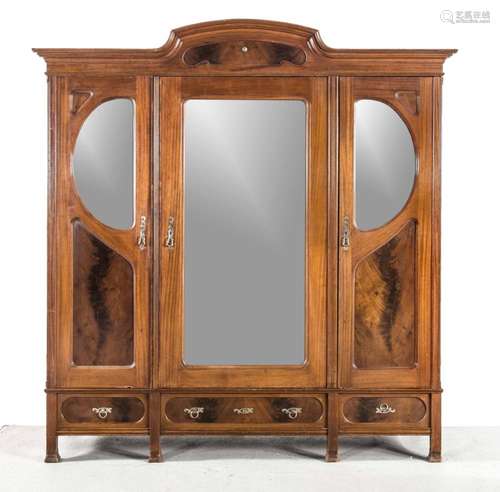 Kleiderschrank, Mahagoni furniert und massiv, Jugendstil, um 1900, vier Pfo