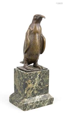 Anonymous sculptor around 1900, standing penguin, patinated, massive bronze