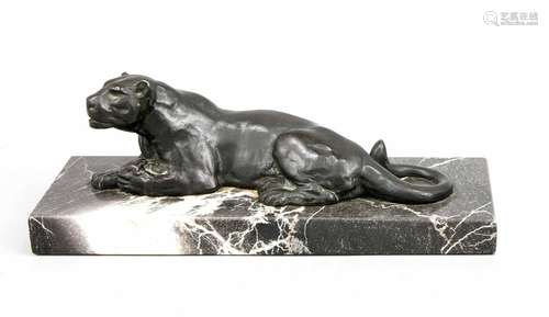 Sculptor around 1920, lying lioness protecting her cub, dark brown patinate