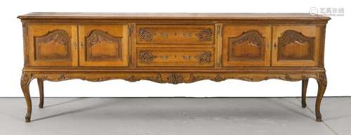 Großes Sideboard, 2. H. 20. Jh., Eiche, viertüriger Korpus mit zwei mittige