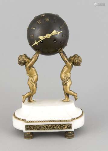 Table clock with 2 puttis holding a star ball, white marble pedestal on 4 f