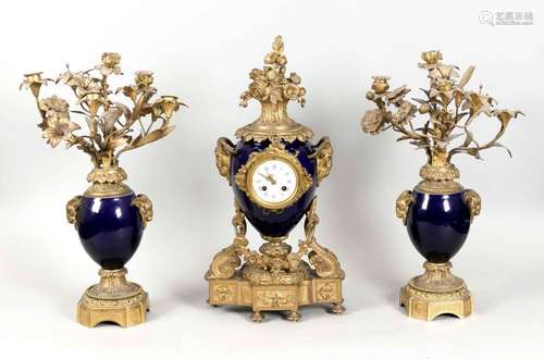 Sumptuous 3-piece clock set, France 2.H. 19th century, in cup form, cobalt