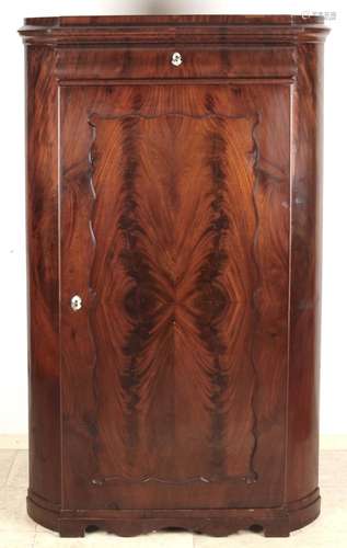 Eckschrank, spät Biedermeier, um 1850, Mahagoni furniert, eintüriger Korpus