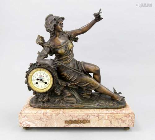 Franz. Figurenpendule, brünierte Frau mit Schwalben und Flöten an die Uhr g