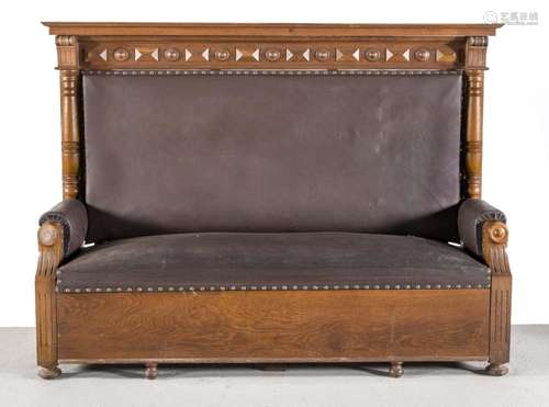 Sofa, Eiche massiv und furniert, um 1900, gedrückte Kugelfüße, hohe Rückenl