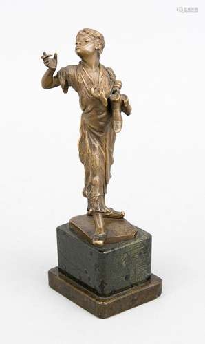 P. Klose, German sculptor around 1900, smoking cobbler boy, patinated bronz