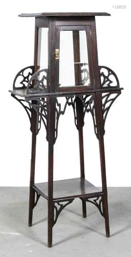 Blumenetagère, Jugendstil, um 1900, mahagonifarben gebeiztes Weichholz, dre