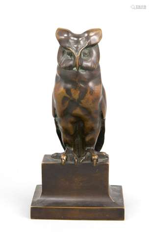 Anonymous sculptor around 1920, stylized owl on bronze base, dark brown pat