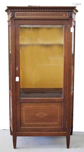 Vitrine um 1900, dreiseitig facettierte Verglast, Zierrosetten auf den Zarg