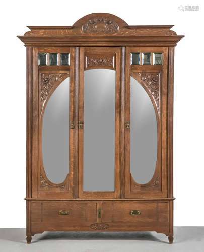 Kleiderschrank, Eiche massiv, Jugendstil, um 1900, zwei Sockelschubkästen,