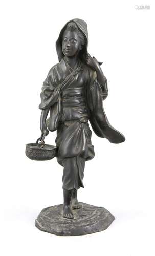 Bronze Statuette, Japan, 19./20. Century, woman with basket full of seafood