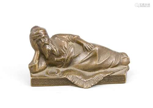 Small bronze, probably Vienna around 1900, lying Arab with dagger in the be