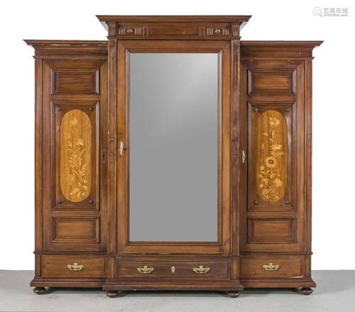 Kleiderschrank, Nussbaum massiv und furniert, um 1900, gedrückte Kugelfüße,