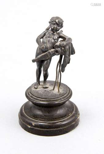 Kleinbronze um 1900, Cupido mit Fotokamera auf Dreibein, versilberte Bronze