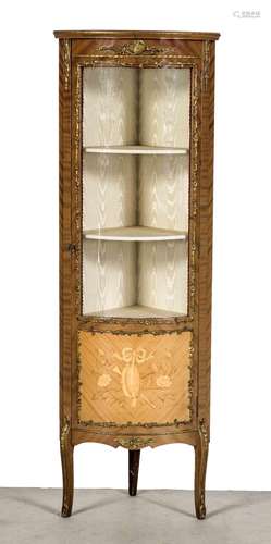 Eckvitrine im Louis XV-Stil, nach 1920, Nussbaum, stiltypische Zierbeschläg