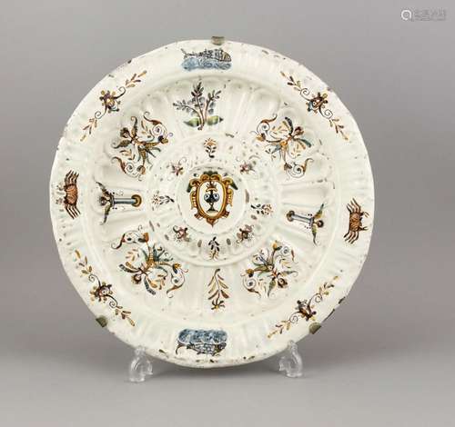 Large plate with coat of arms, Sicily, around 1700, with hanging, D. 47 cm