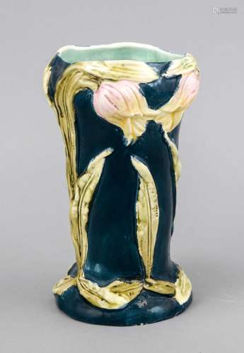 Jugendstil-Vase, um 1900, mit floralem Relief, Koloriert, H. 19 cm