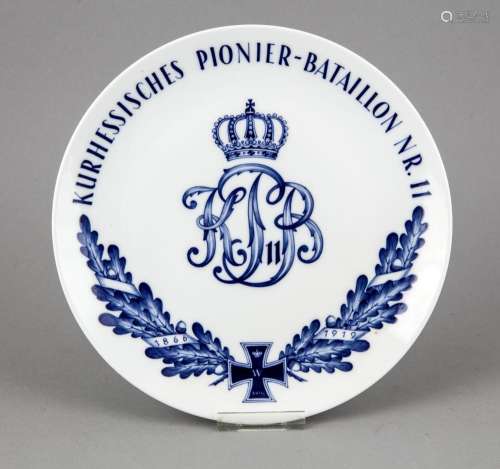 Military plate, Meissen, mark after 1934, flat form with Militaria decor in