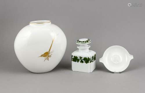 Drei Teile Porzellan: Vase, KPM Berlin, mit goldenem Vogeldekor ohne Malerm