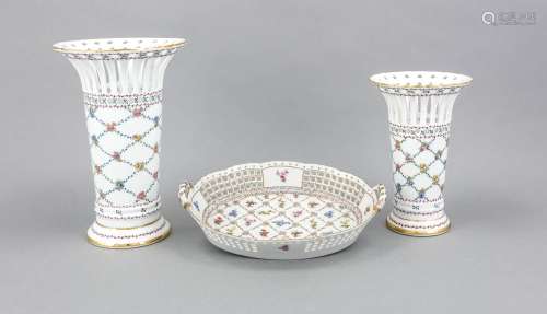 Three pieces, Paris Royal, 20th century, 2 trumpet vases, top with openwork