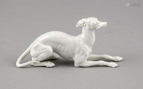 Liegender Windhund, Nymphenburg, um 1920, H. 6,5 cm, L. 12,5 cm