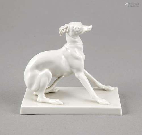 Sitzender Windhund auf Sockel, Nymphenburg, um 1920, H. 9 cm