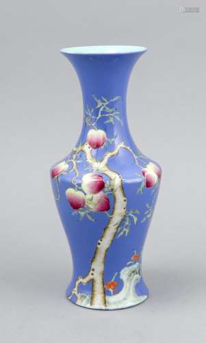 Vase with peach decor on a blue background, China, 20th cent., Red mark, h.