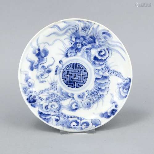 Plate, China, 19./20. Century, Decor in underglaze blue with a dragon and c