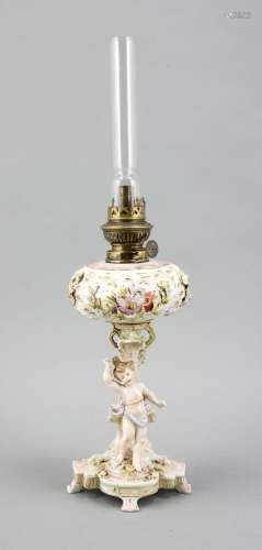 Porzellan-Öllampe, Ende 19. Jh., polychrome Blumenmalerei, vollplastische B