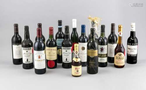 Großes Konvolut Wein und Spirituosen in 2 Kisten (insg. 31 Flaschen), darun